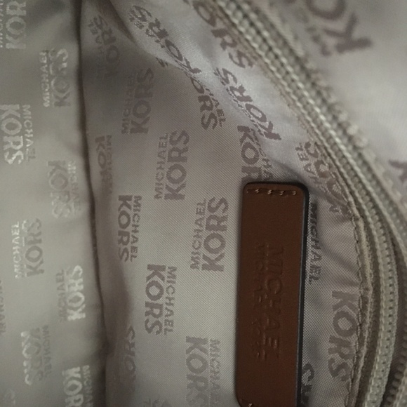 Michael Kors-Cindy Logo Crossbody NEW - Picture 4 of 5